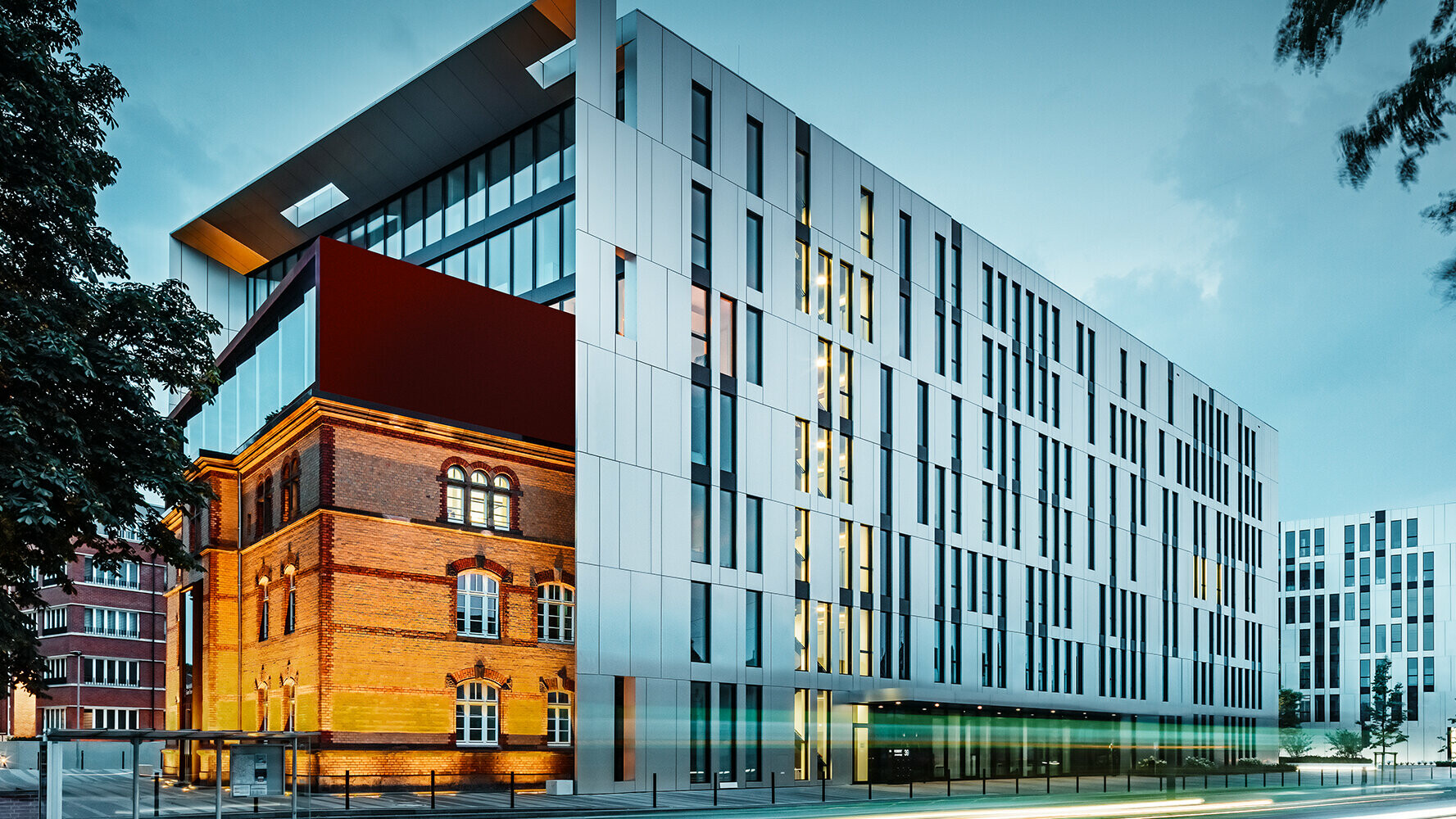 Novopostavená kancelárska budova v centre Düsseldorfu bola opláštená hliníkovými kompozitnými panelmi spoločnosti PREFA.
