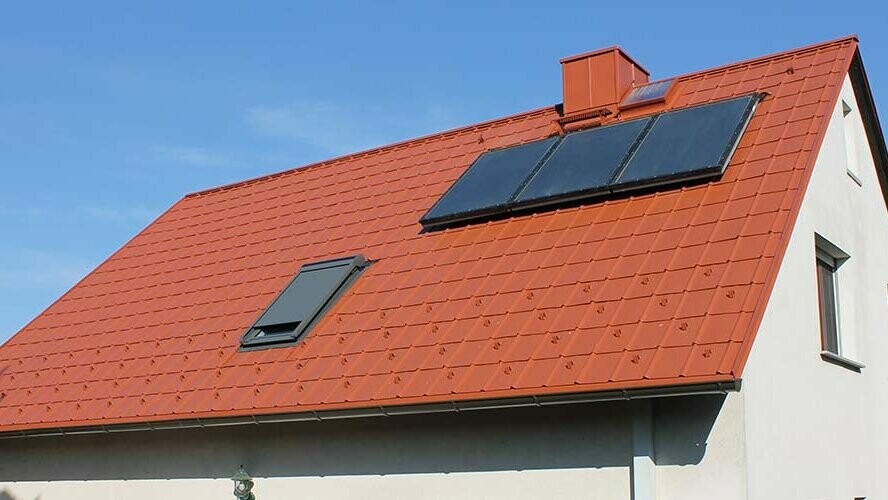 Rodinný dom so sedlovou strechou bol zastrešený PREFA škridlou v tehlovočervenej farbe. Plocha strechy vrátane solárneho zariadenia a strešného okna
