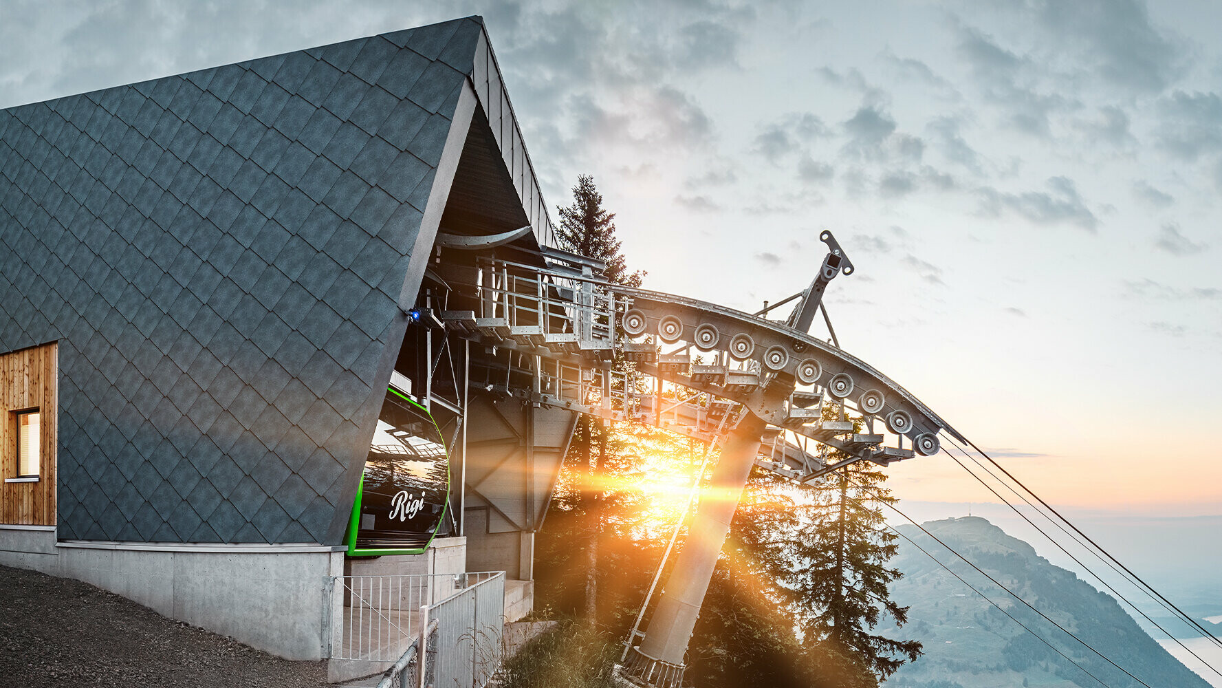Lanovka so strechou a fasádou od spoločnosti PREFA vo Švajčiarsku pri západe slnka