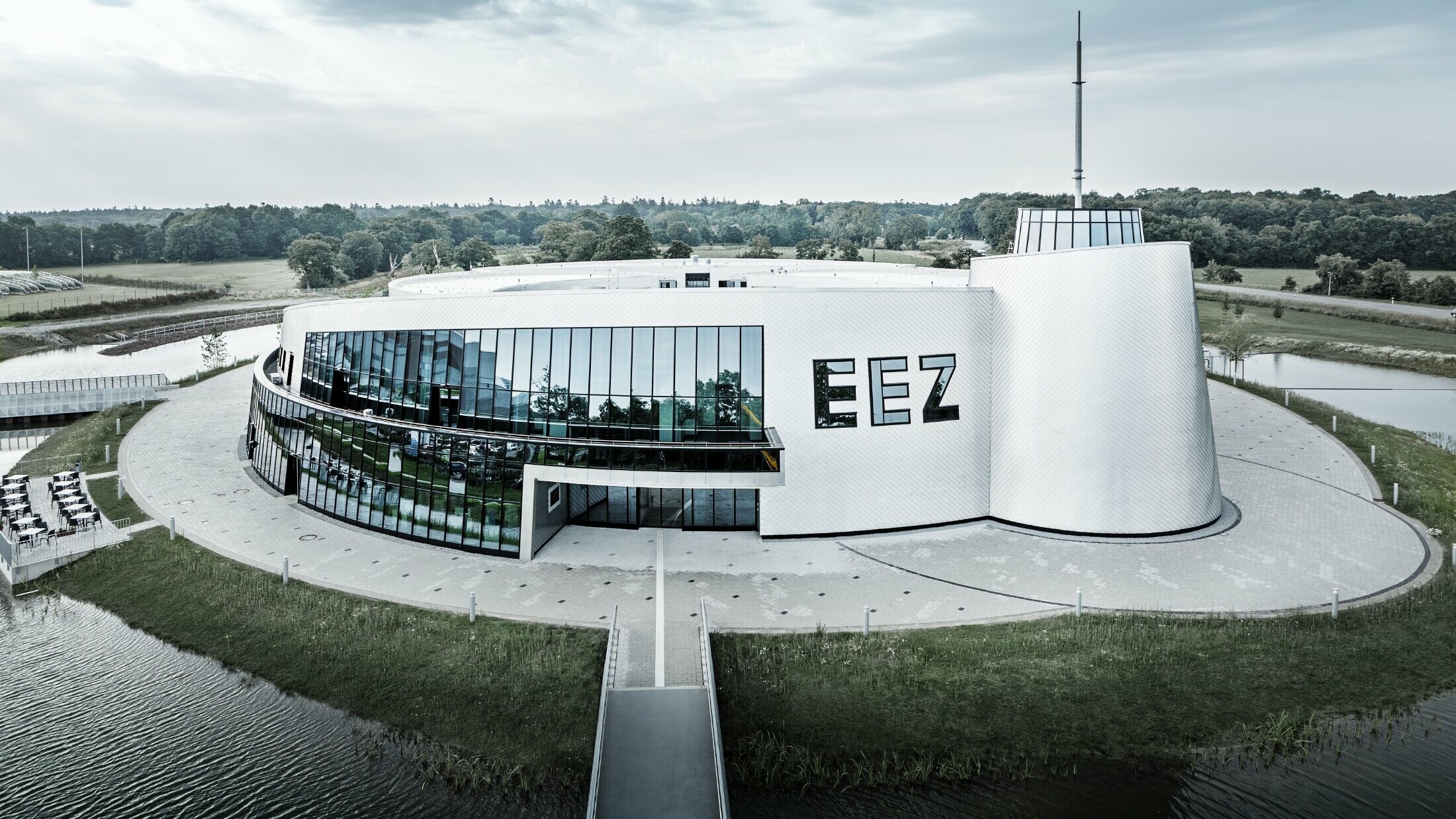 Na Energetickom zážitkovom centre Aurich (EEZ) boli zaoblené časti budovy obložené s PREFA fasádnou šablónou 20 × 20 vo farbe prírodný hliník.