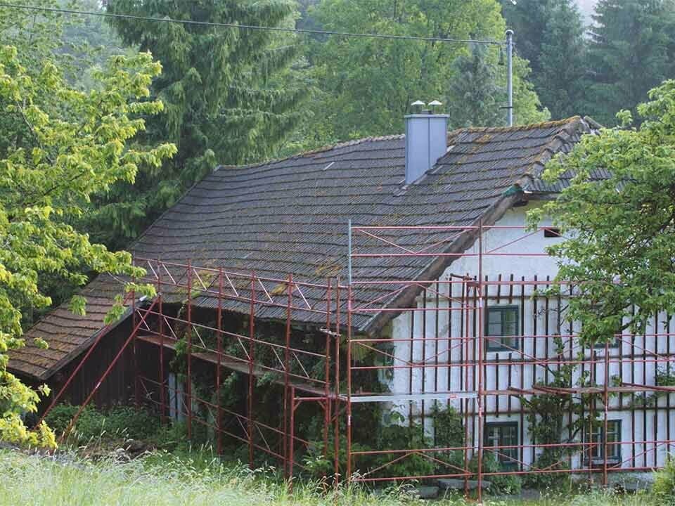 Starý rodinný dom pred rekonštrukciou strechy s výrobkami PREFA