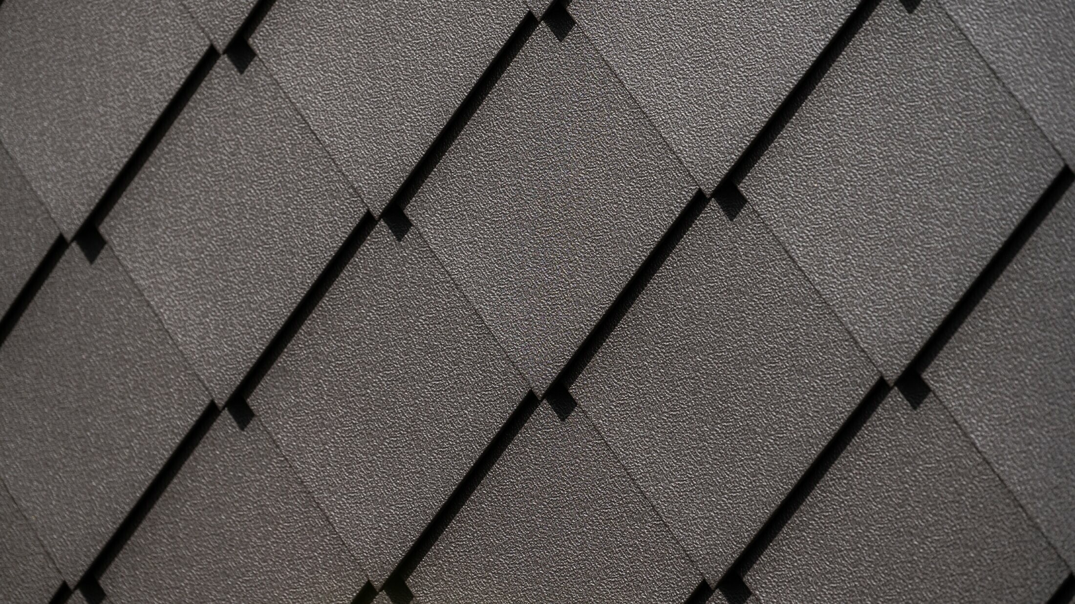 PREFA fasádna šablóna 29 × 29 vo farbe orieškovohnedá, záber zblízka s povrchom stucco