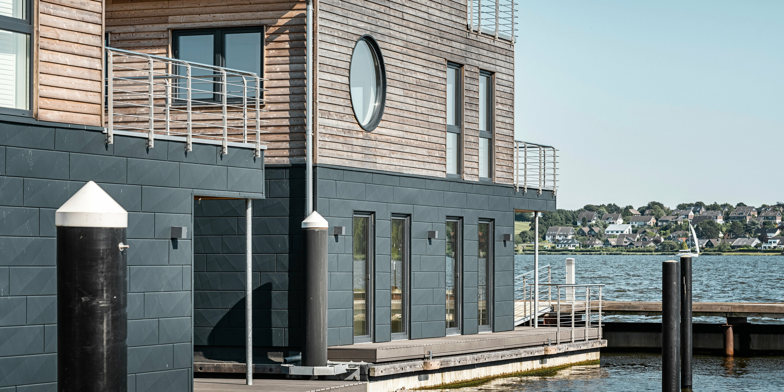 Hliníková fasáda PREFA Siding.X obklopuje jedenásť hausbotov v prístave Schleswig