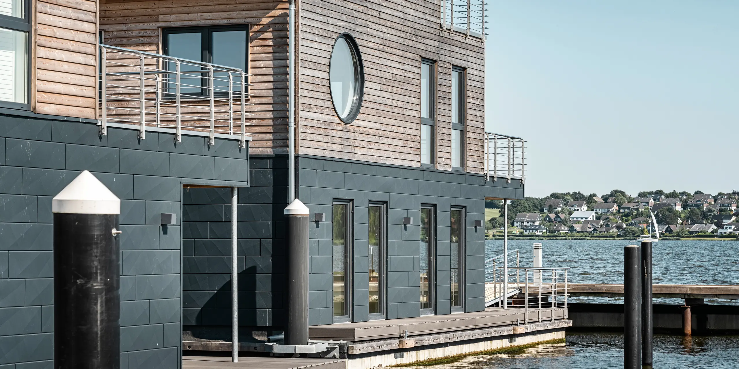 Hliníková fasáda PREFA Siding.X obklopuje jedenásť hausbotov v prístave Schleswig