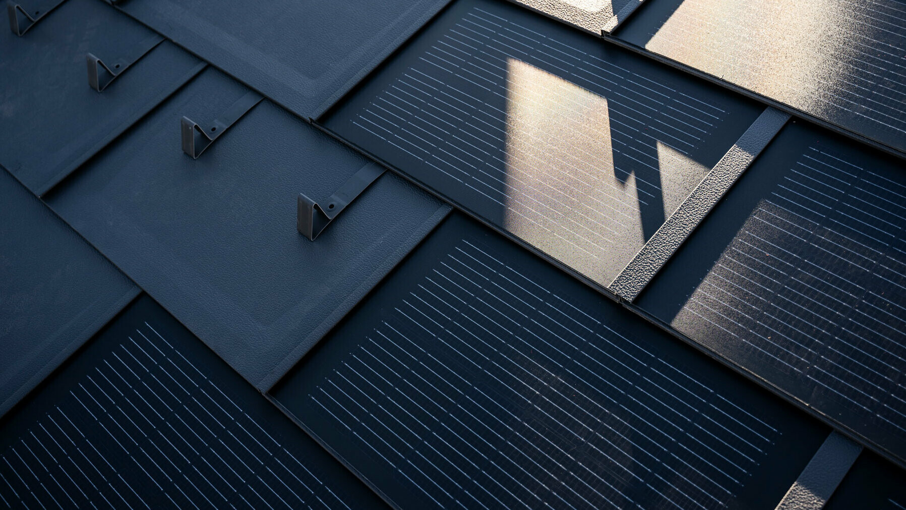 Detailný záber na nainštalovaný integrovaný solárny panel PREFA