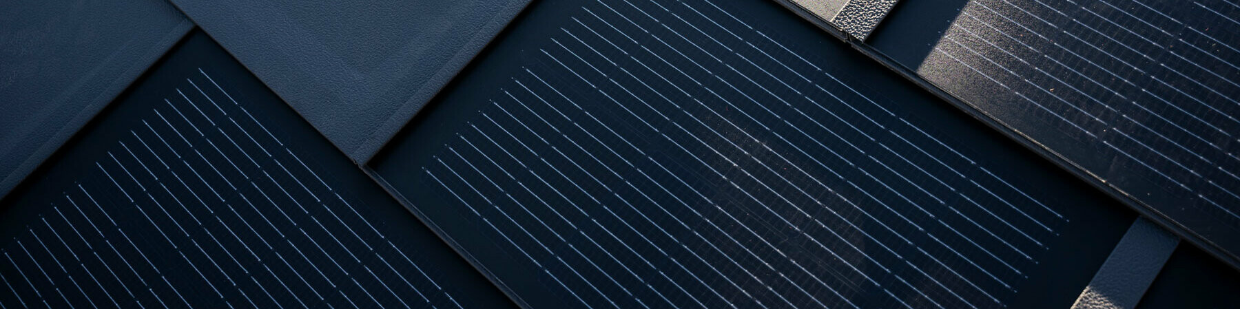 Detailný záber na nainštalovaný integrovaný solárny panel PREFA