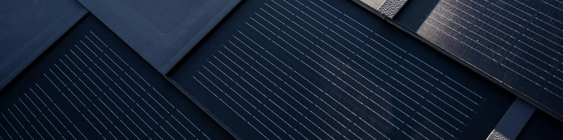 Detailný záber na nainštalovaný integrovaný solárny panel PREFA