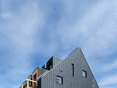 Hotová fasáda prefalz na slnku.