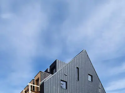 Hotová fasáda prefalz na slnku.