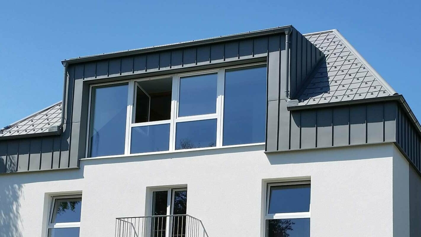 Dom v Rakúsku po rekonštrukcii strechy s použitím PREFA falcovaných škridiel 