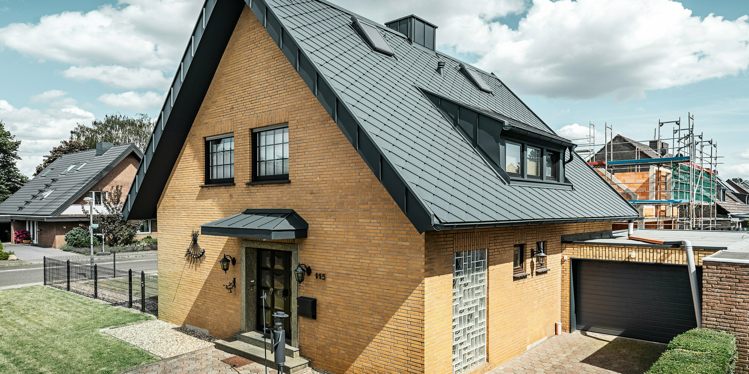 PREFA strešná šablóna 29 × 29, PREFALZ, žľab a dažďový zvod vo farbe P.10 antracitová zdobia rodinný dom v Tönisvorste.