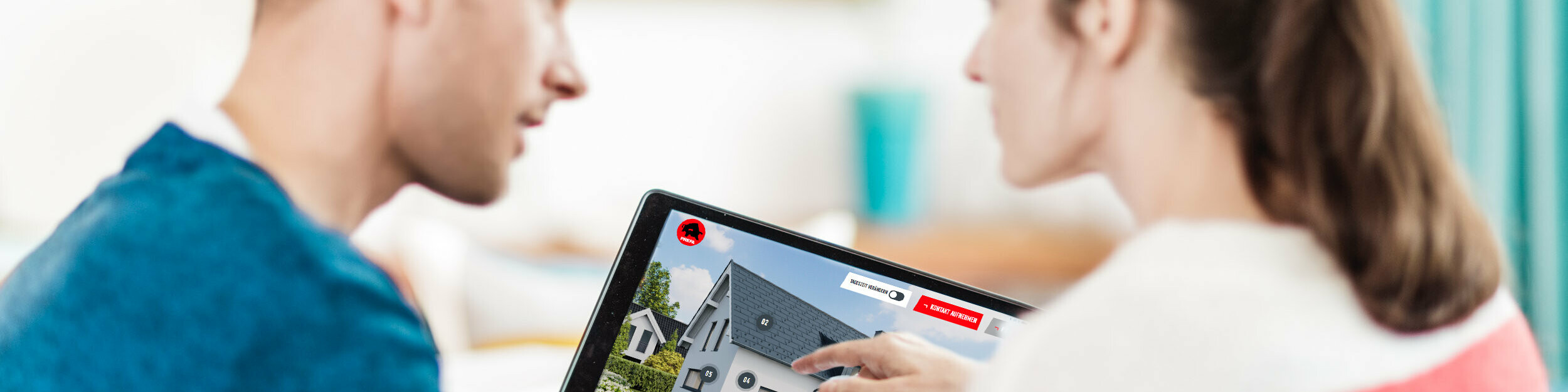 Pár sedí spoločne pri stole a na tablete si prezerá digitálnu vizualizáciu domu so strechou, fasádou a solárnymi panelmi z hliníka – v rámci sprievodcu PREFA o strechách, fasádach a solárnych systémoch pre výstavbu a renováciu domov.