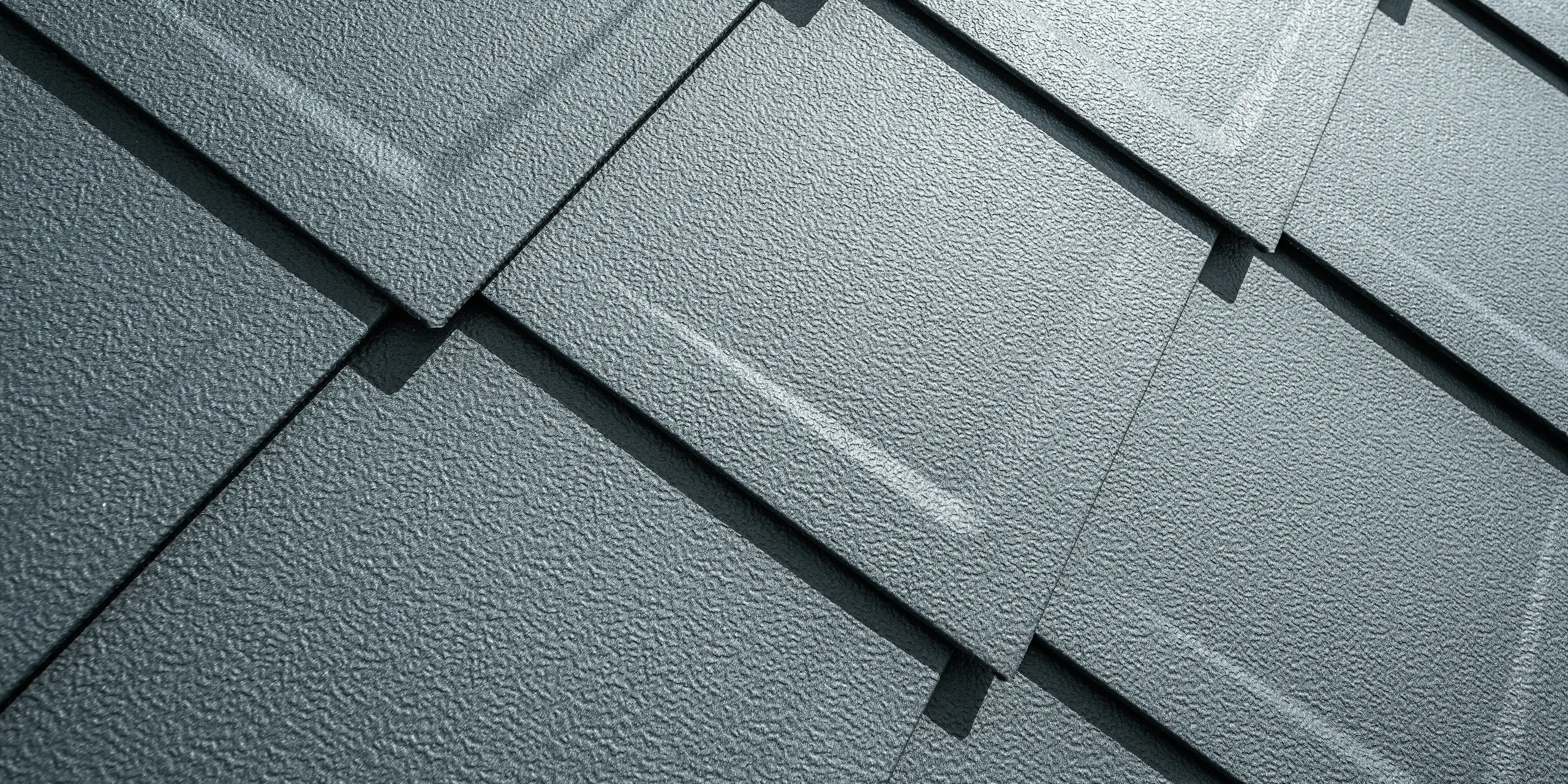 PREFA strešná šablóna 29 × 29, PREFALZ, žľab a dažďový zvod vo farbe P.10 antracitová zdobia rodinný dom v Tönisvorste.