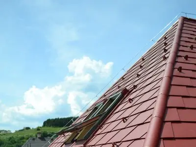 Detailný záber na Prefa šindeľ s protisnehovou ochranou so zlomom a systémovým nárožným hrebenáčom.