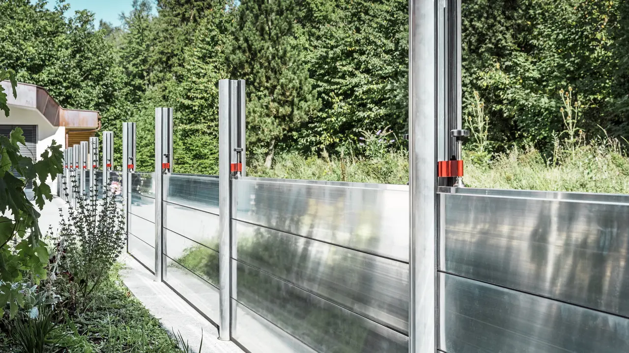 Detail mobilnej protipovodňovej steny od spoločnosti PREFA, ktorá chráni nehnuteľnosť pred povodňami.