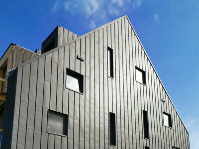 Hotová fasáda prefalz na slnku s plachtou.