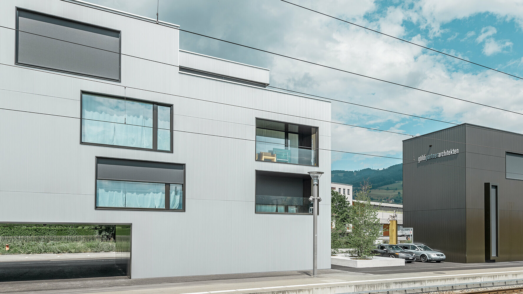 Obytná a administratívna budova s prelamovaným profilom PREFA