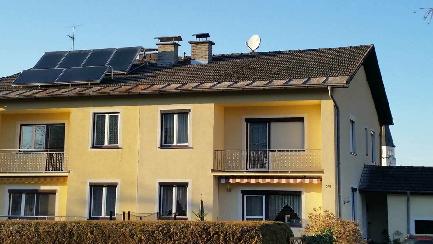 Bytový dom v Rakúsku pred rekonštrukciou strechy s použitím PREFA falcovaných škridiel 