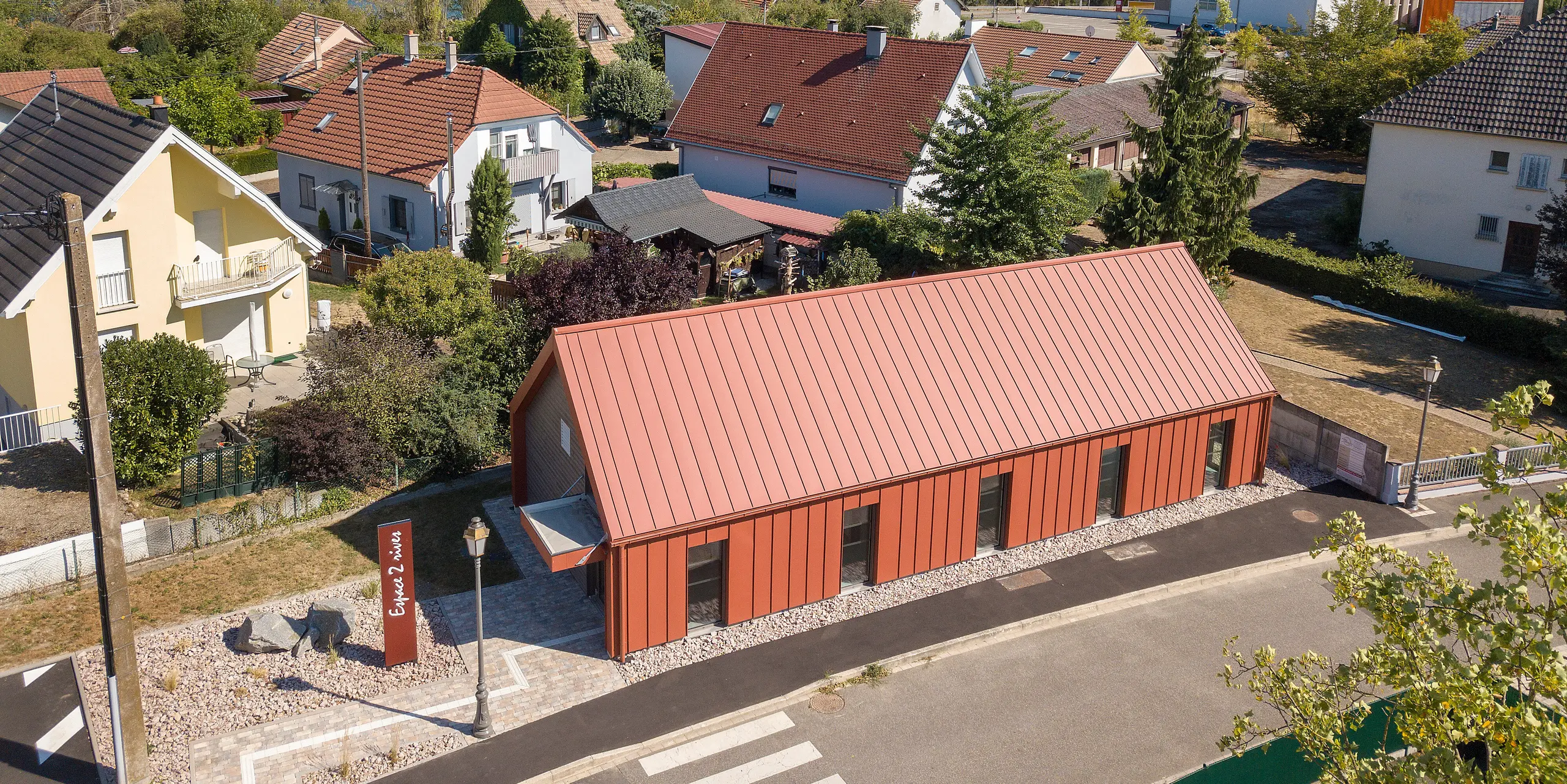 Strešný a fasádny systém PREFALZ vo farbe P.10 tehlovočervená na fare v Chalampe
