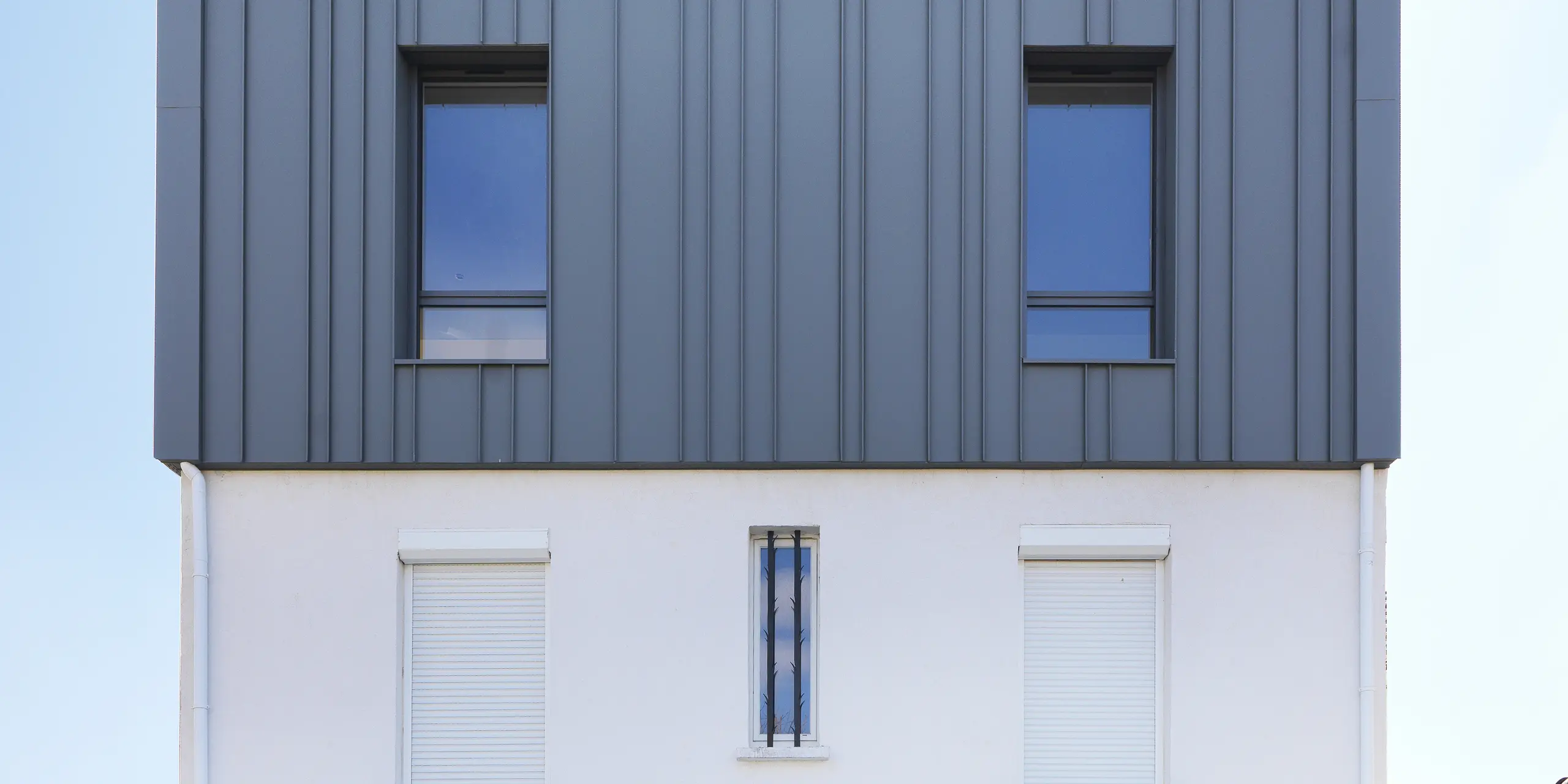 Detailný pohľad na fasádu PREFALZ vo farbe P.10 svetlošedá