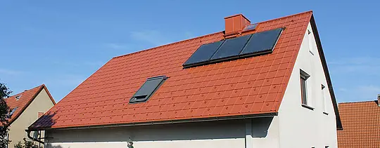 Rodinný dom so sedlovou strechou bol zastrešený PREFA škridlou v tehlovočervenej farbe. Plocha strechy vrátane solárneho zariadenia a strešného okna