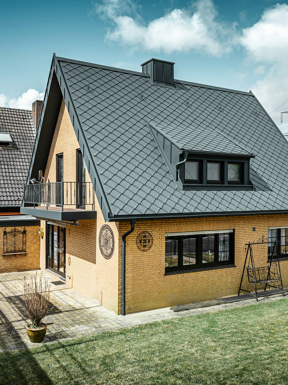 PREFA strešná šablóna 29 × 29, PREFALZ, žľab a dažďový zvod vo farbe P.10 antracitová zdobia rodinný dom v Tönisvorste.