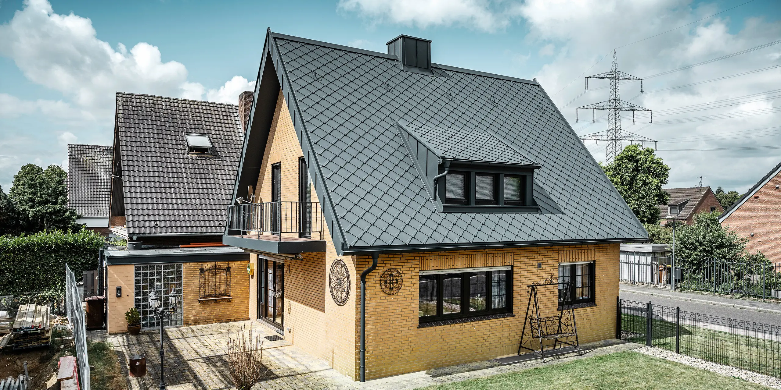 PREFA strešná šablóna 29 × 29, PREFALZ, žľab a dažďový zvod vo farbe P.10 antracitová zdobia rodinný dom v Tönisvorste.