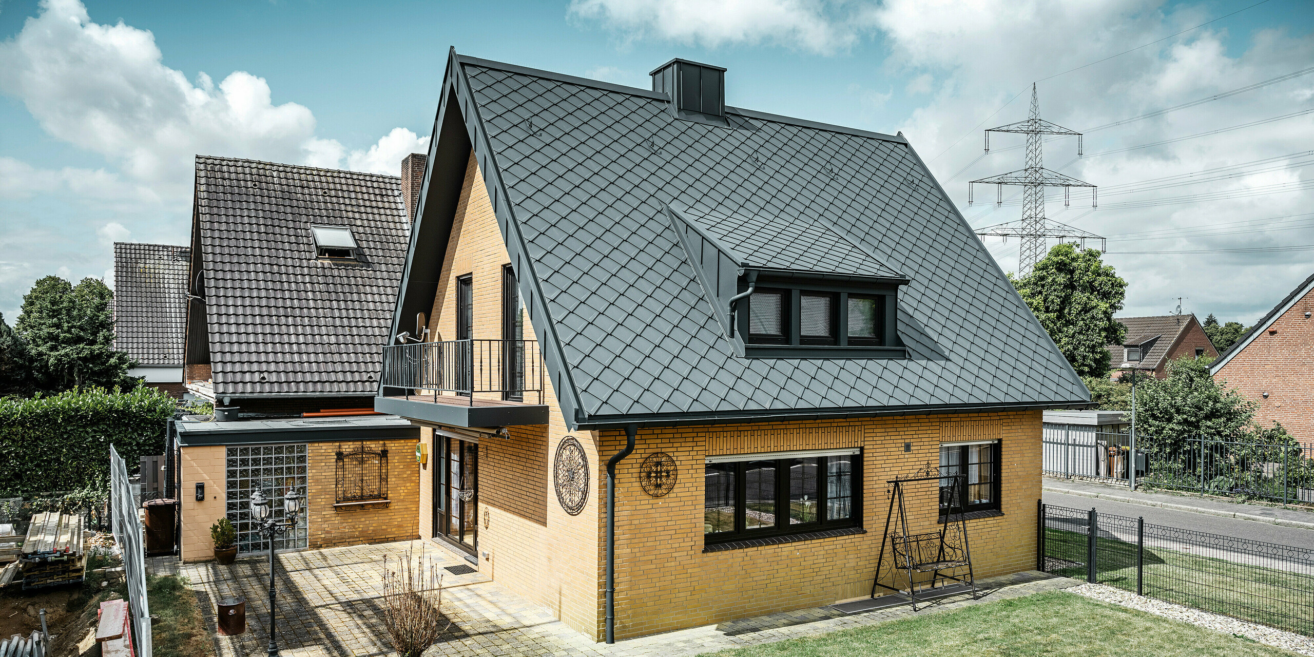 PREFA strešná šablóna 29 × 29, PREFALZ, žľab a dažďový zvod vo farbe P.10 antracitová zdobia rodinný dom v Tönisvorste.
