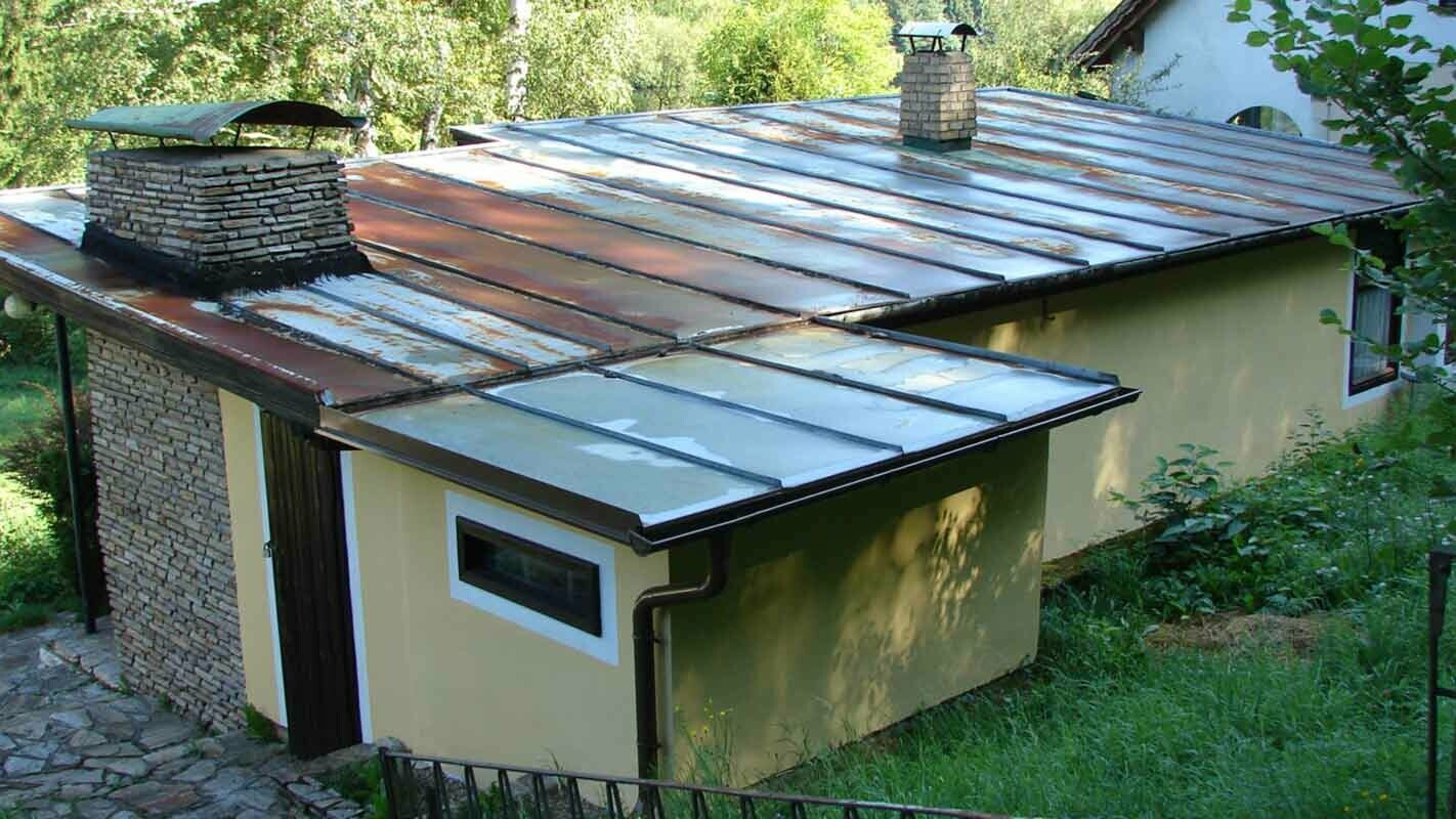 zhrdzavená strecha záhradného domčeku pred rekonštrukciou s použitím krytiny PREFA Prefalz