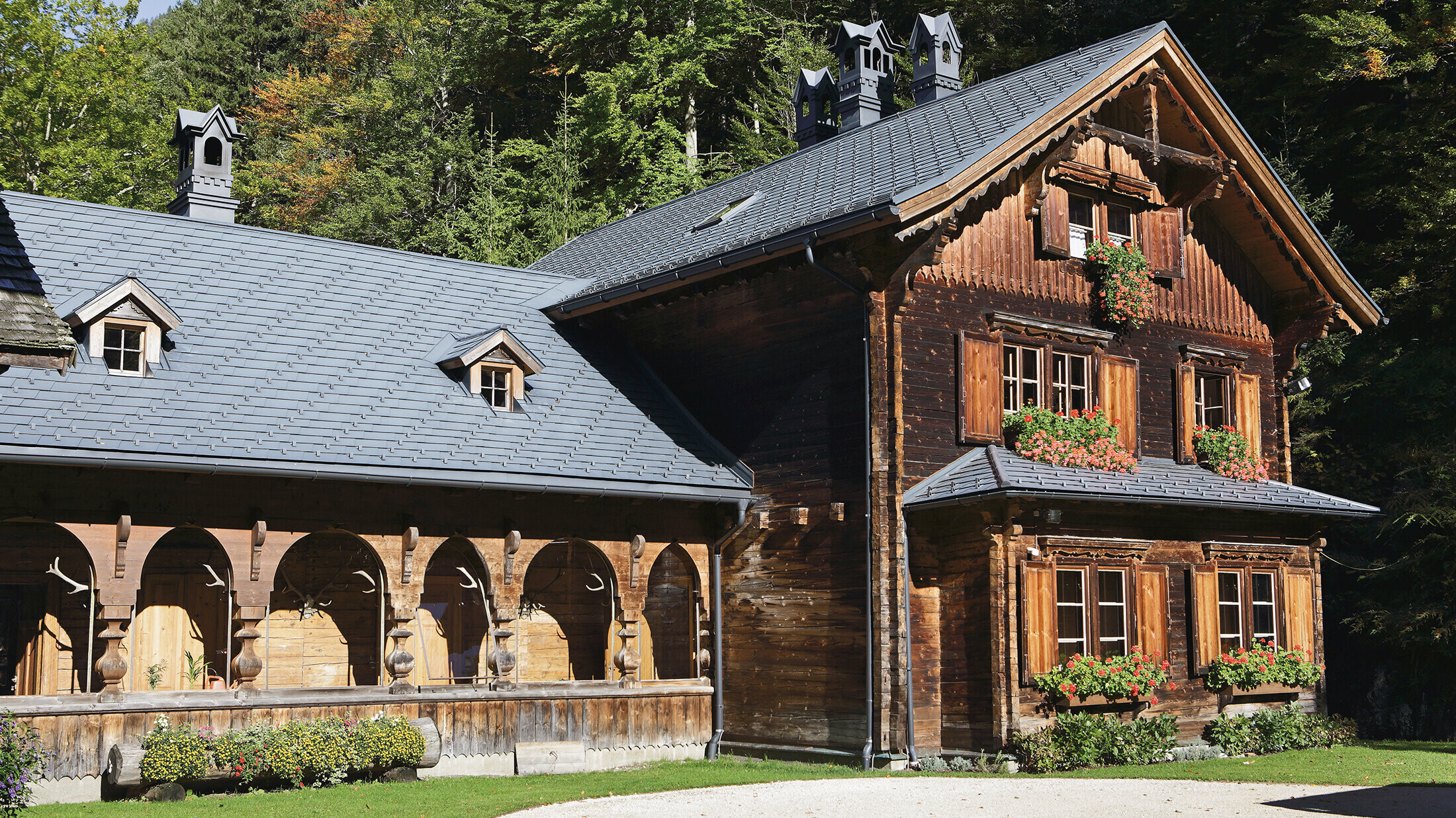 Rustikálna poľovnícka chata, Rothschildhaus, zrekonštruovaná strešným šindľom PREFA vo farbe P.10 antracitová
