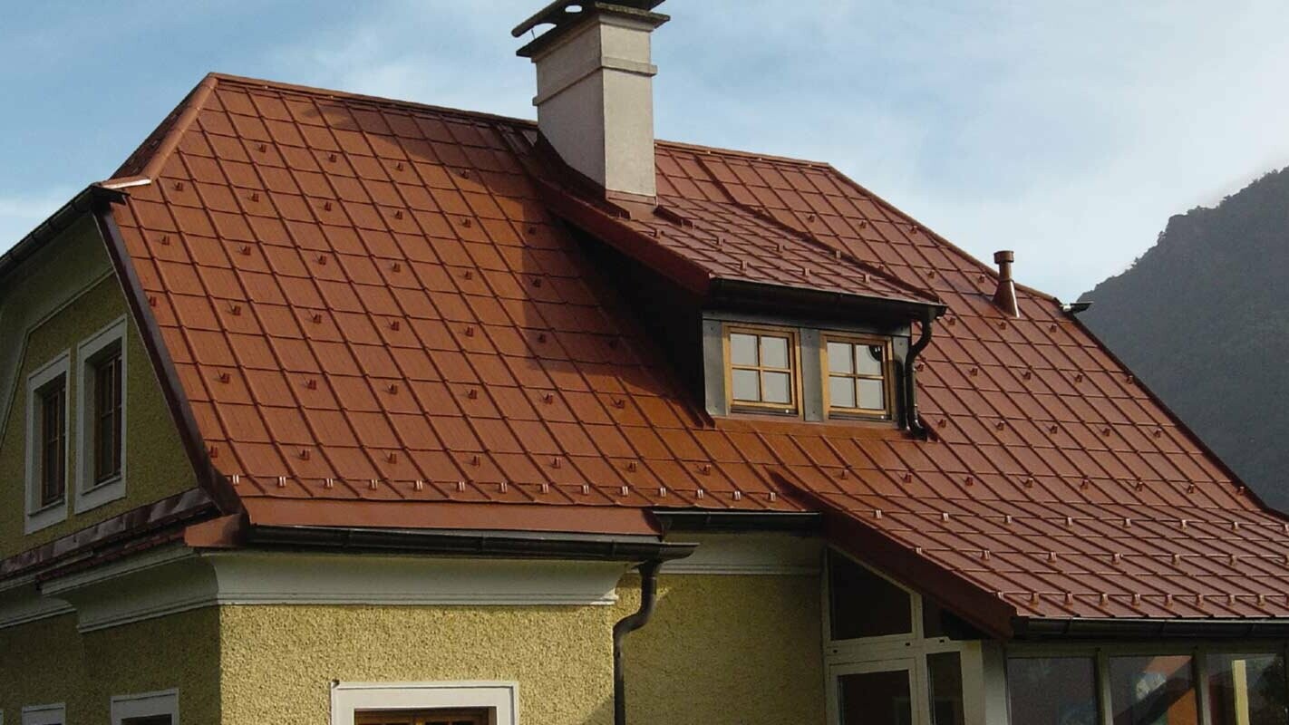 Rodinný dom s nedávno zrekonštruovanou polvalbovou strechou a vikierom s použitím PREFA falcovaných škridiel v tehlovočervenej farbe