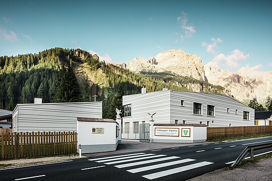 Pred impozantnou horskou kulisou spájajú štyri nové budovy logistického a výcvikového centra „Villaggio Alpino Tempesti” alpskú krajinu s modernou architektúrou. Presne položené hliníkové plechy PREFALZ v farbe P.10 prefa biela zaisťujú čisté línie, vysokú odolnosť a klimatické výhody. Sú funkčným dizajnovým prvkom v srdci Južného Tirolska. Pred prístupovou cestou k modernej kasárni sa nachádza cesta so zebrovým priechodom.