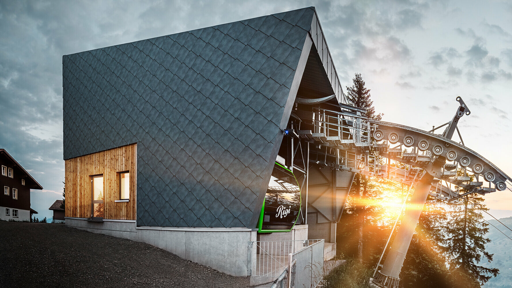 Lanovka so strechou a fasádou od spoločnosti PREFA vo Švajčiarsku pri západe slnka