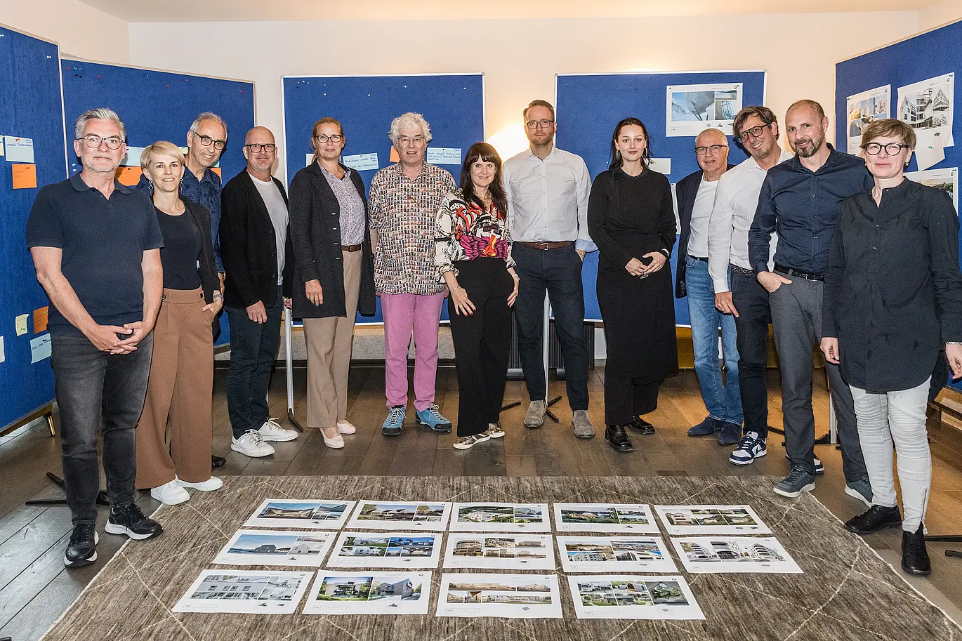 Porota zľava: Dirk Lorenz (Leinert Lorenz Architekten), Veronika Roll (marketing, PREFA Rakúsko), Wolfgang Croce (Croce & Wir, Graz), Jürgen Jungmair (vedúci medzinárodného marketingu, PREFA), Judit Nemere (vedúca PREFA Maďarsko), Matthias Finkentey (moderátor), Bettina Almeida (public relations, PREFA), Christian Wirth (regionálny vedúci, PREFA Rakúsko), Selina Wach (vedúca diskurzu, Architektur Aktuell), Thomas Schlett (B3 Architekten), Sven Disser (vedúci vývoja, Bauwerk), Falk Leinert (Leinert Lorenz Architekten) a Juliane Croce (Croce & Wir, Graz) 