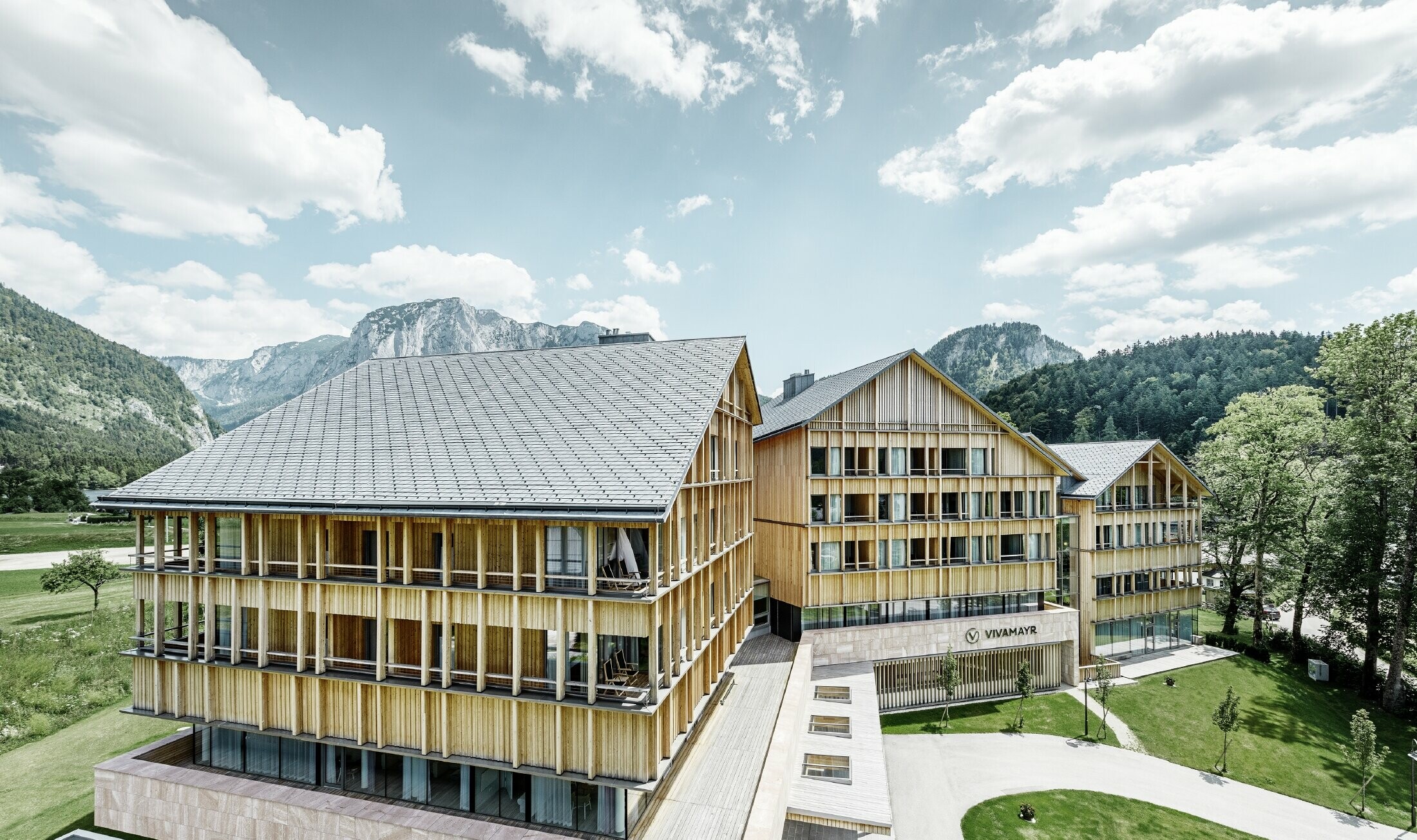 Hotel Vivamayr v rakúskej obci Altaussee s drevenou fasádou a strechou so strešným šindľom PREFA