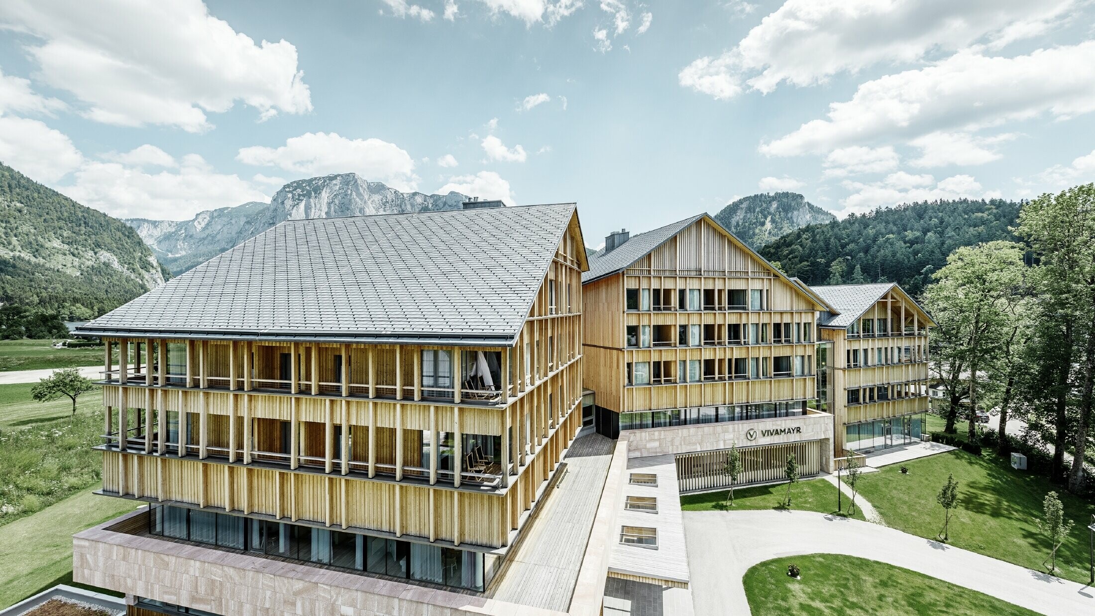 Hotel Vivamayr v rakúskej obci Altaussee s drevenou fasádou a strechou so strešným šindľom PREFA