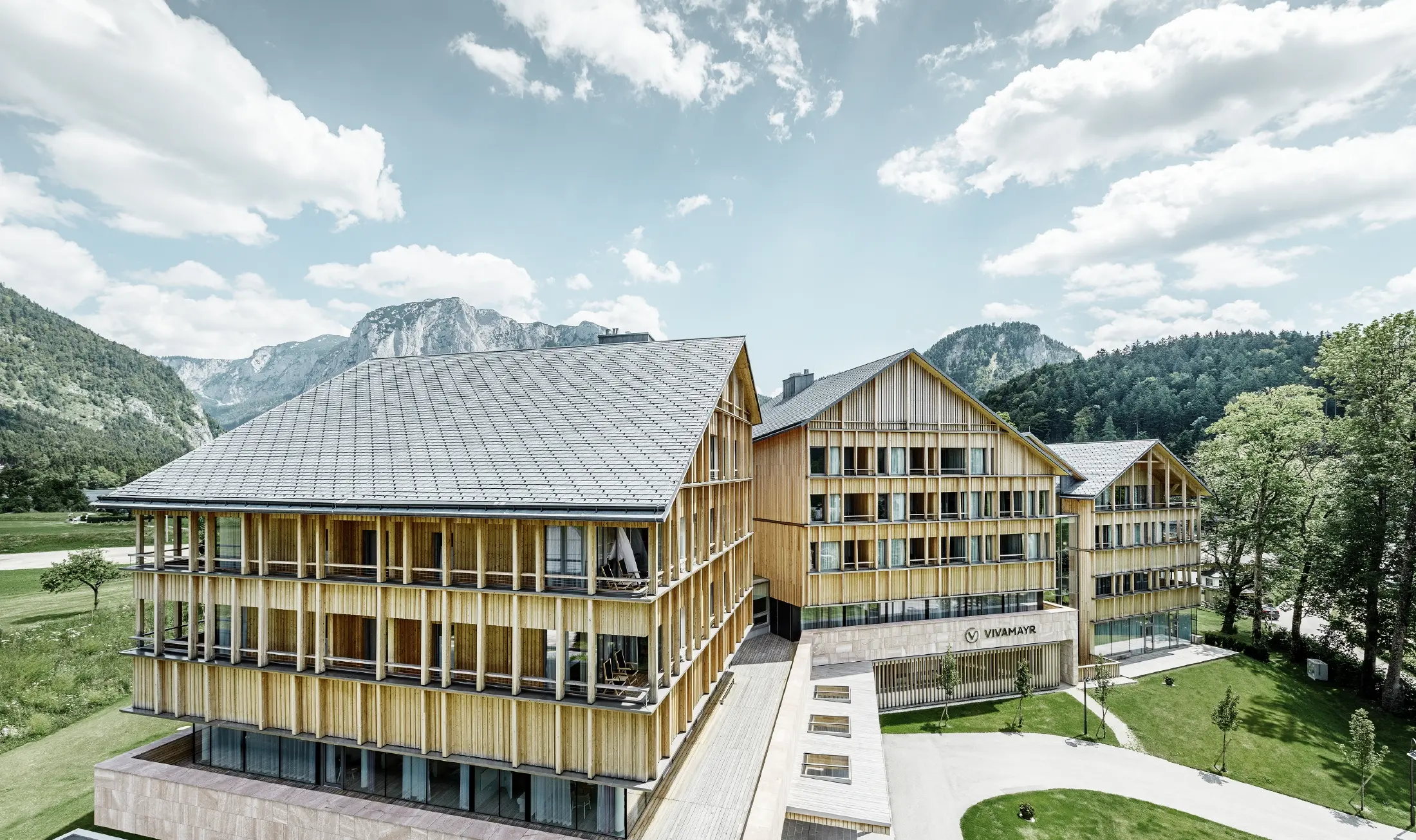 Hotel Vivamayr v rakúskej obci Altaussee s drevenou fasádou a strechou so strešným šindľom PREFA