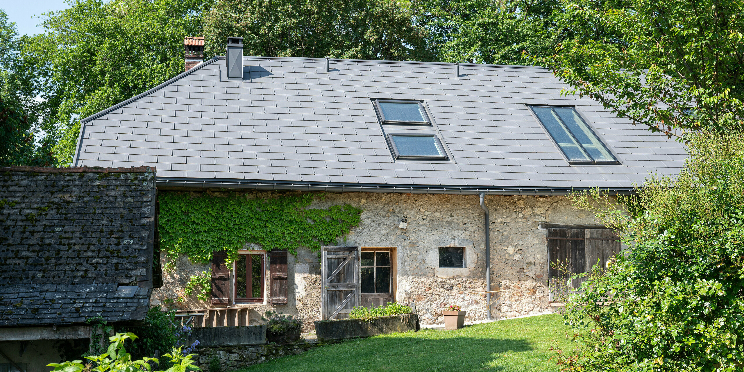 Strešný panel PREFA R.16 vo farbe P.10 tmavošedá bol použitý na renováciu starej farmy v Département de la Haute-Savoie (Francúzsko).