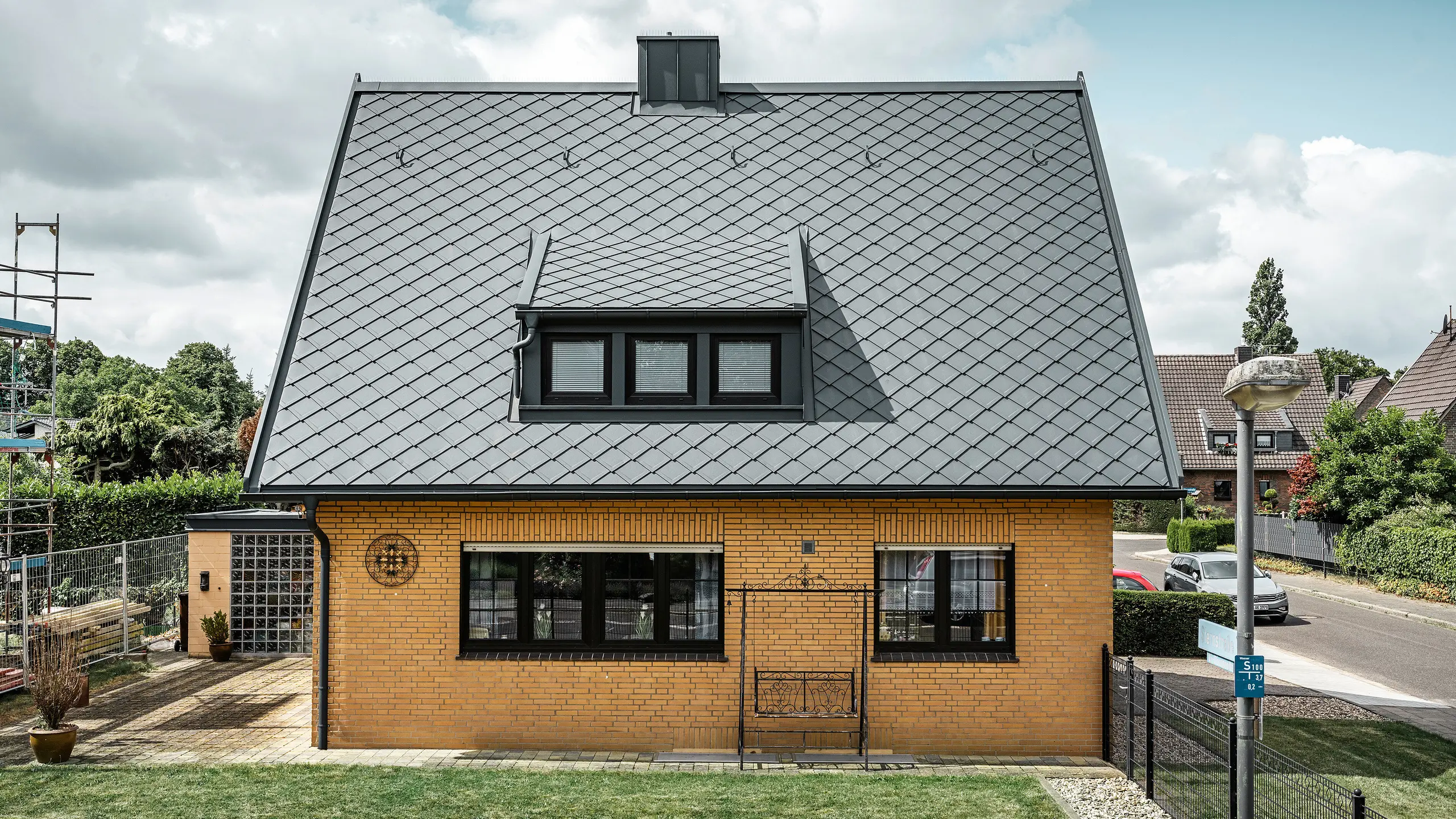 PREFA strešná šablóna 29 × 29, PREFALZ, žľab a dažďový zvod vo farbe P.10 antracitová zdobia rodinný dom v Tönisvorste.