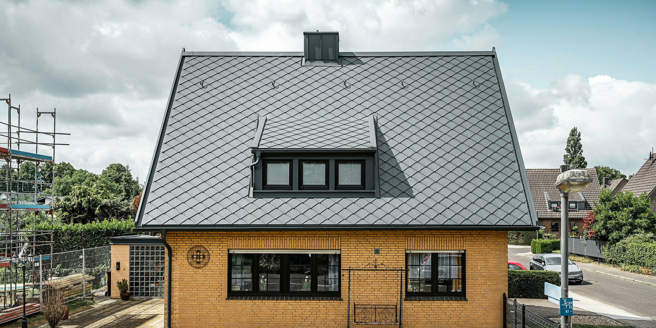 PREFA strešná šablóna 29 × 29, PREFALZ, žľab a dažďový zvod vo farbe P.10 antracitová zdobia rodinný dom v Tönisvorste.