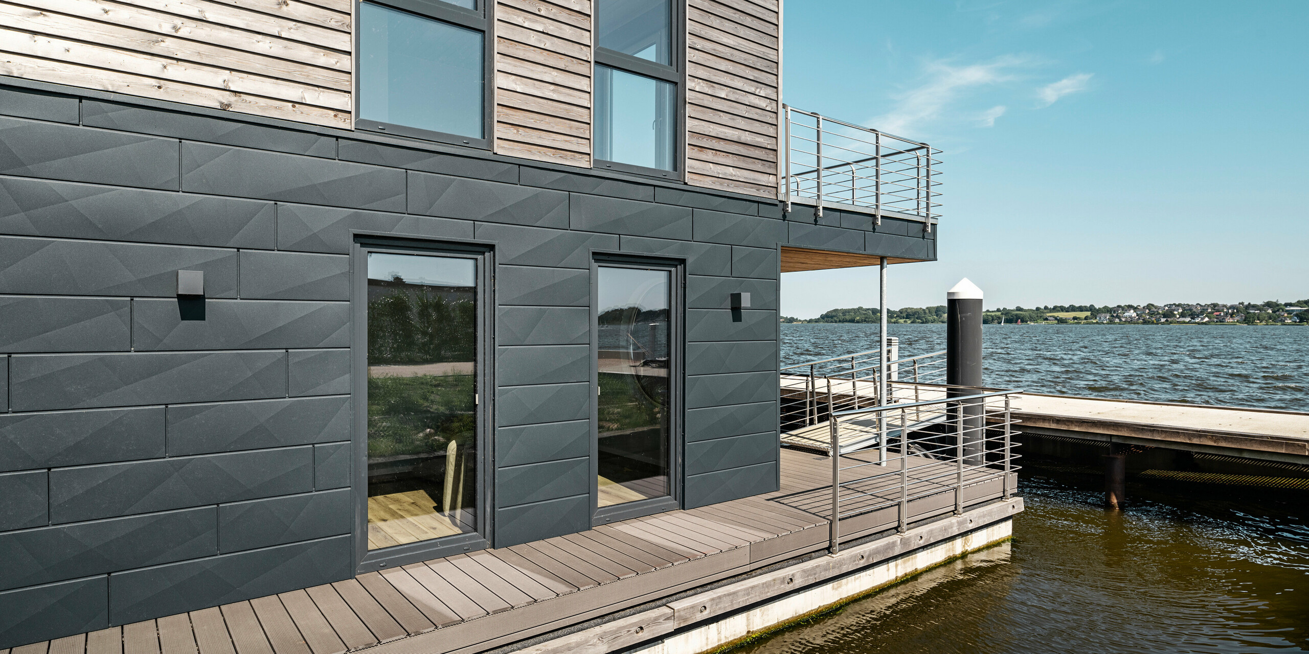 Hliníková fasáda PREFA Siding.X obklopuje jedenásť hausbotov v prístave Schleswig