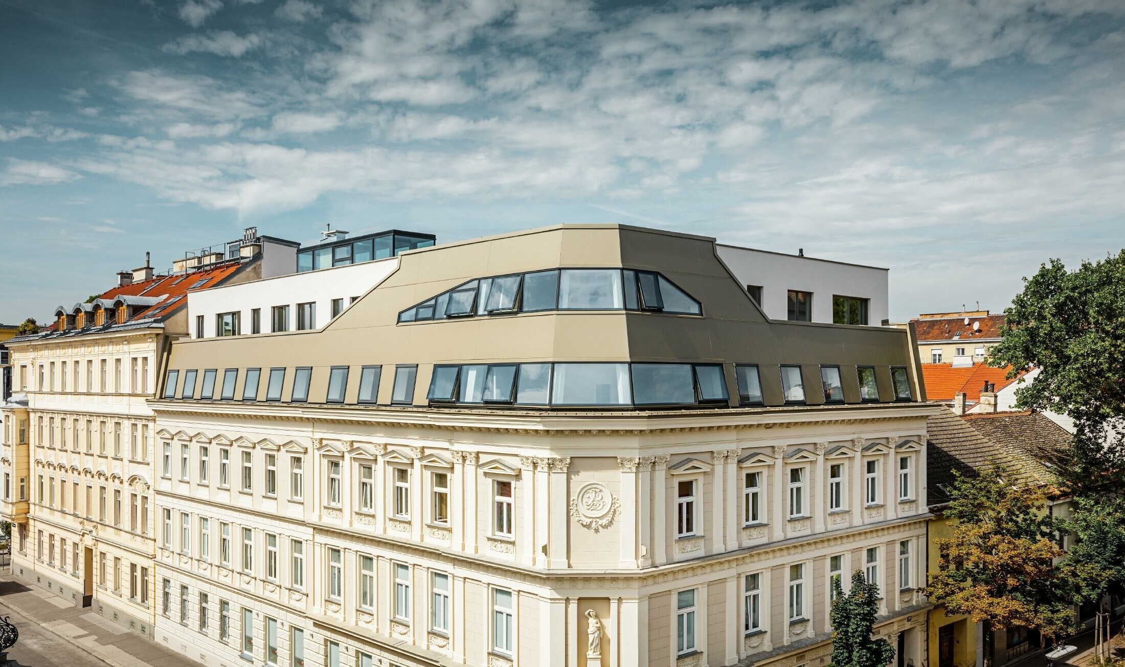 Vybudovanie strešnej nadstavby na Schloßhofer Straße vo Viedni s hliníkovým kompozitným panelom PREFA v bronzovej farbe