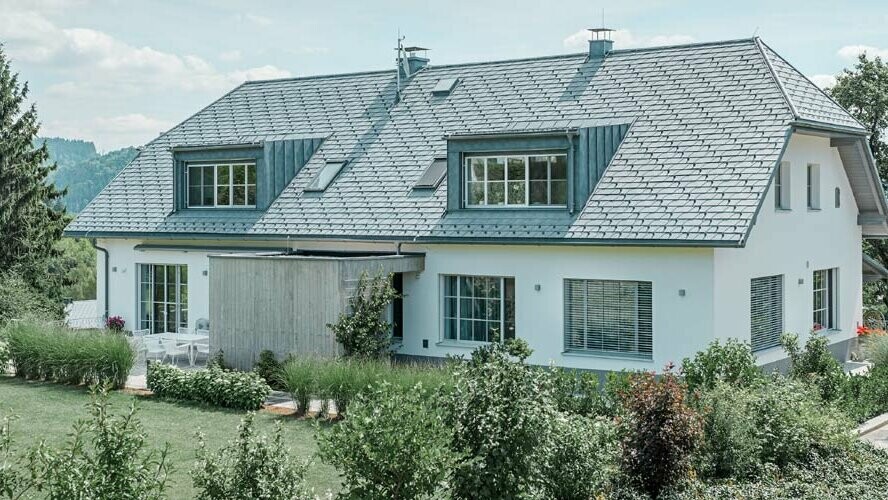 Renovovaná strecha s hliníkovými šindľami PREFA a Prefalz vo farbe P.10 kamenná šedá