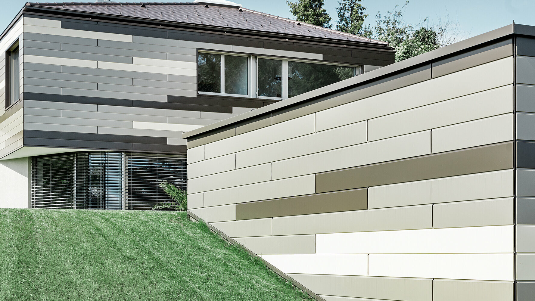 Moderná obytná budova s panelmi PREFA Siding v troch rôznych farbách na fasáde