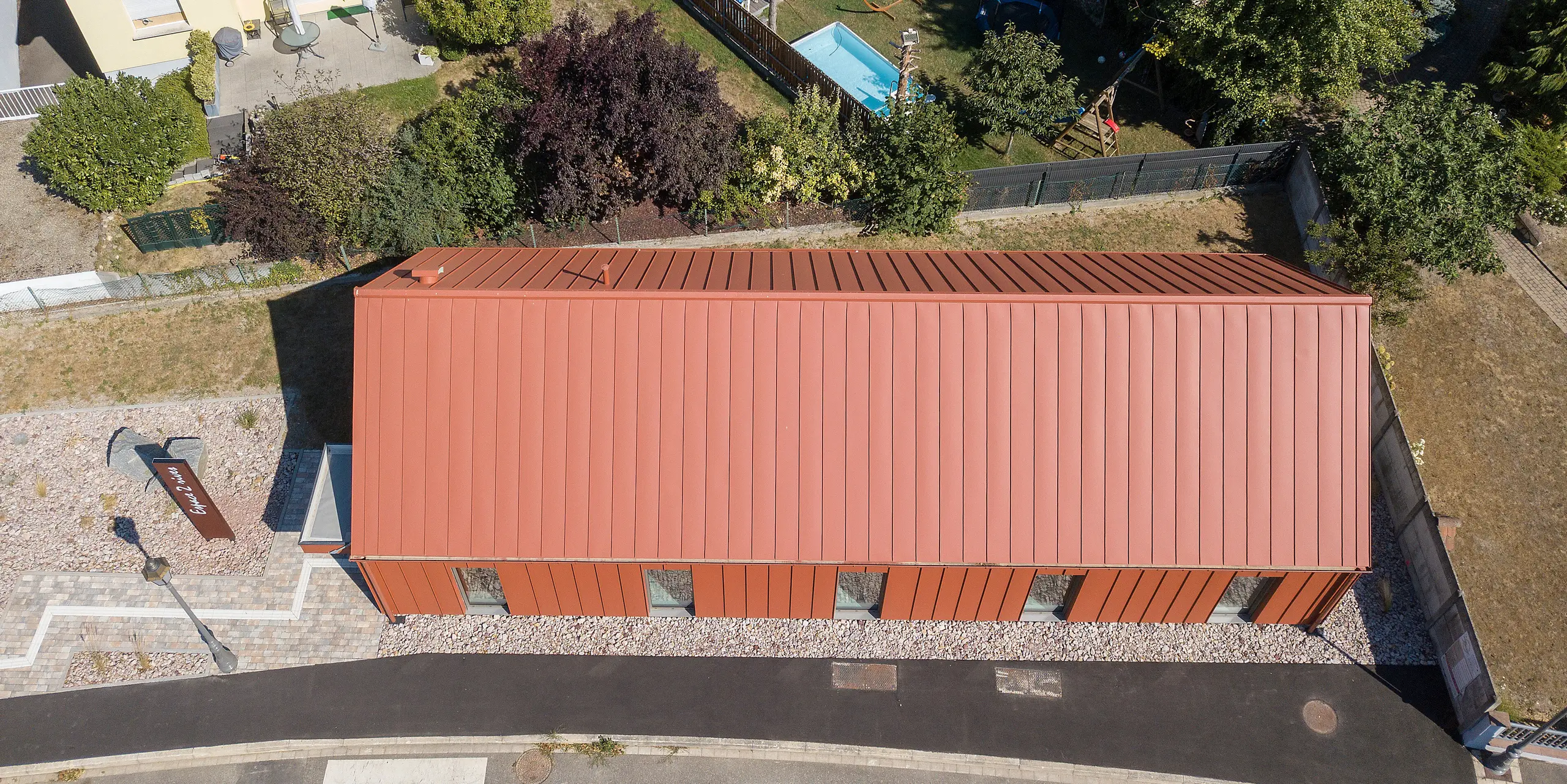 Strešný a fasádny systém PREFALZ vo farbe P.10 tehlovočervená na fare v Chalampe