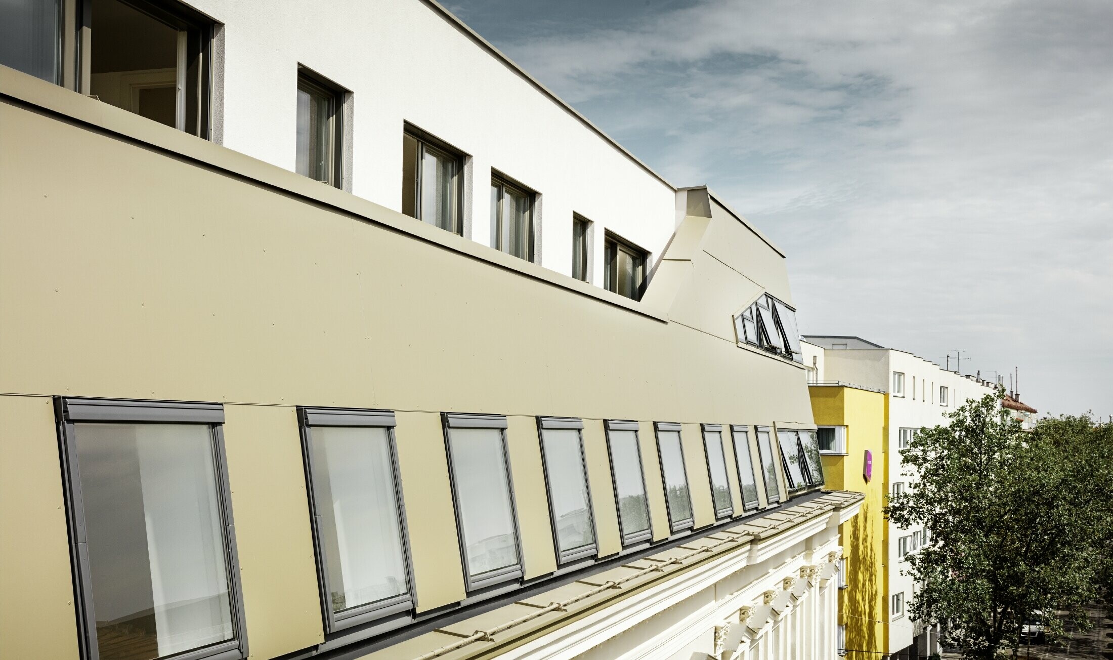 Vybudovanie strešnej nadstavby na Schloßhofer Straße vo Viedni s hliníkovým kompozitným panelom PREFA v bronzovej farbe