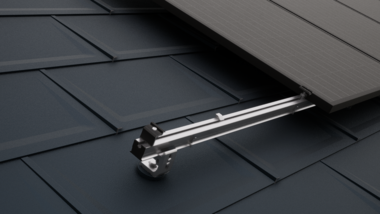 Detailný pohľad na strechu PREFA s modulmi PV, ktoré boli upevnené pomocou montážneho systému PREVARIO pre solár.