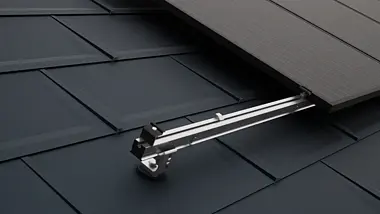 Detailný pohľad na strechu PREFA s modulmi PV, ktoré boli upevnené pomocou montážneho systému PREVARIO pre solár.
