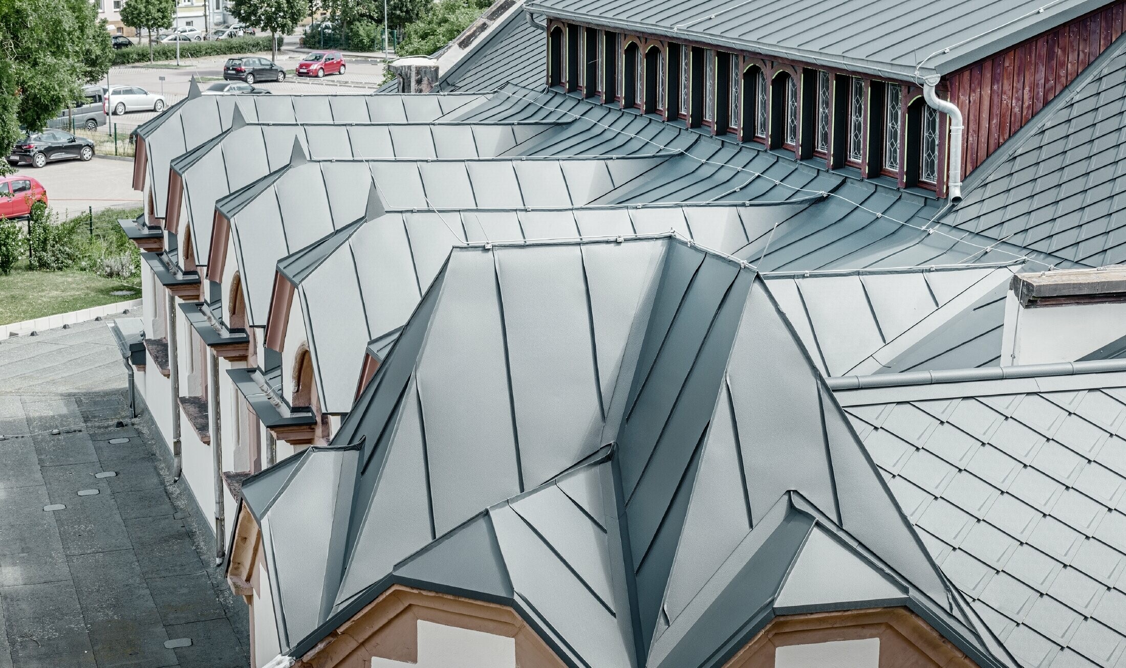 Novo zrekonštruovaná telocvična gymnázia Lutherstadt Wittenberg s hliníkovou strechou PREFA, použitá bola strešná šablóna a Prefalz antracitovej farby