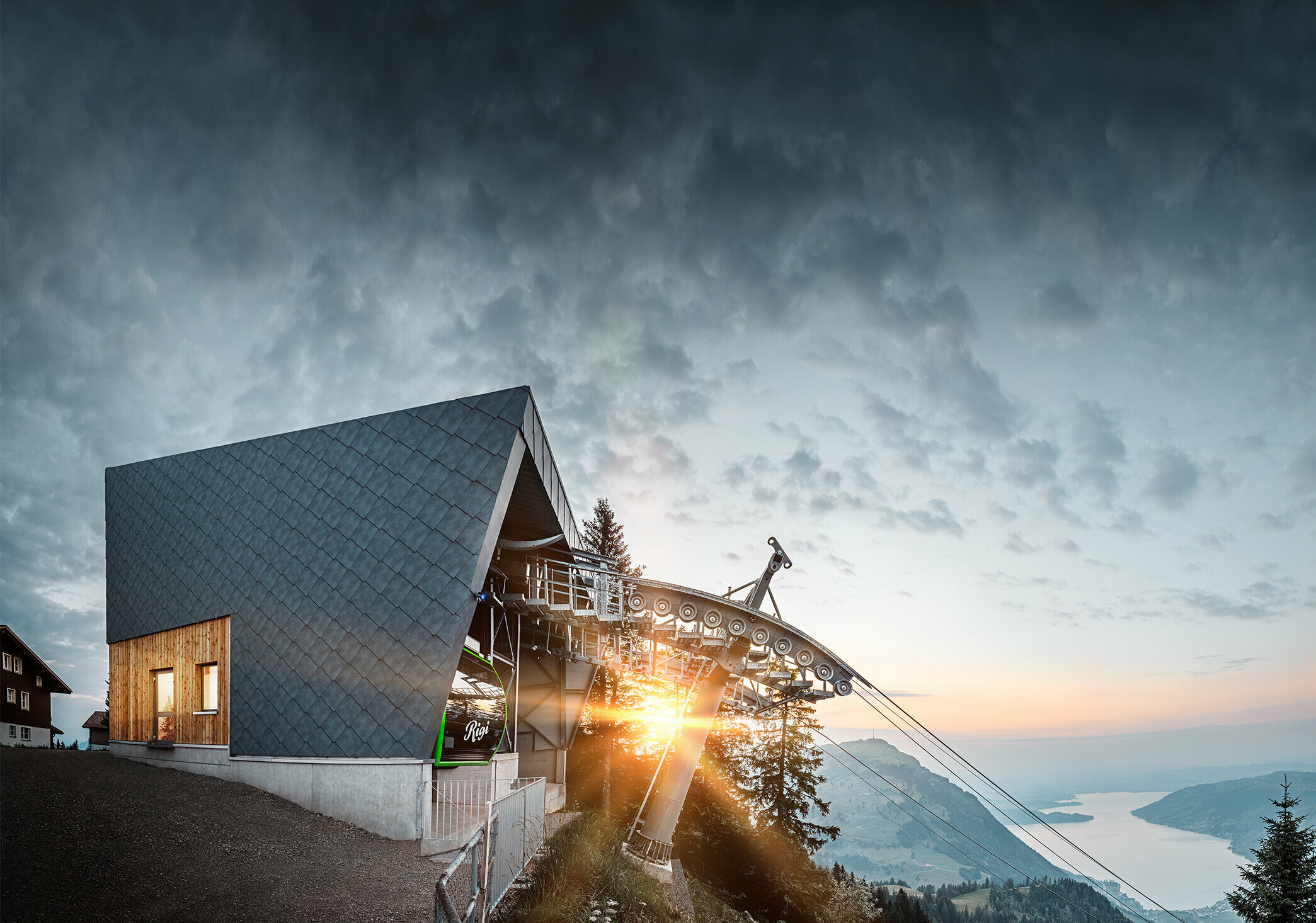 Die Bergstation der Rigi Bahn Scheidegg bei Sonnenaufgang. Die neu sanierte Bergstation wurde mit der PREFA Wandraute 44 × 44 in P.10 Steingrau eingekleidet.